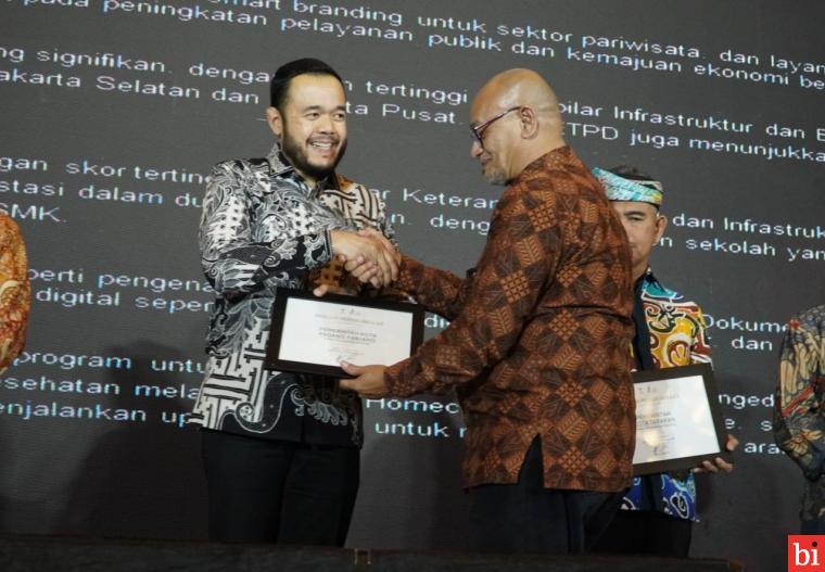 Berperan Kembangkan Digitalisasi, Wako Fadly Amran Raih Penghargaan Apresiasi Tokoh...