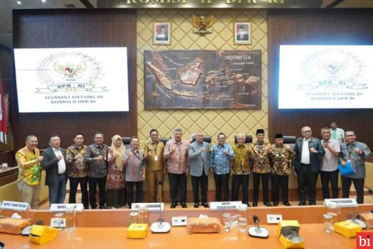 Bersama 13 Bupati dan Walikota se Sumbar, Bupati Eka Putra Hadiri RDP di DPR RI