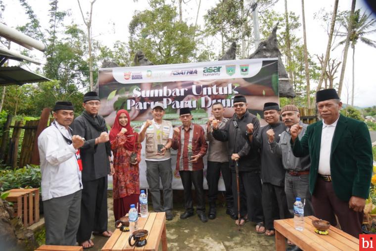 Bersama Diniyyah Wafa Care, ASAR Humanity Sumbar Tanam 1.000 Pohon di Padang Panjang