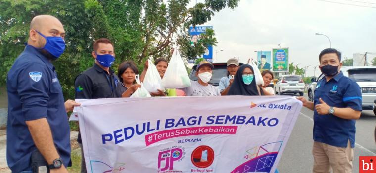 Bersama FJPI, XL Axiata Peduli Bagi Sembako untuk Warga Padang