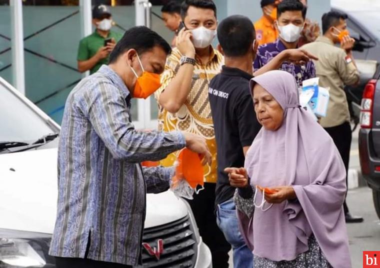 Bersama Forkopimda, Pj Wako Sonny Bagikan Masker di Pasar Pusat