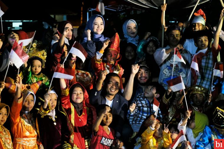 Bersama Keluarga, Wako Fadly Amran Nobar Sepatu Dahlan dengan Warga