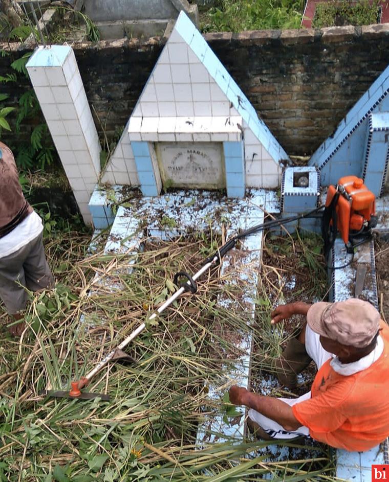 Bersih-bersih Kuburan Sambut Jumat Agung dan Hari Paskah