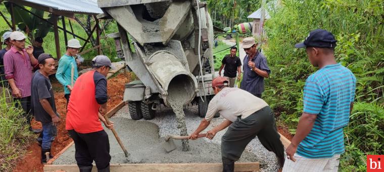 Bersinergi dengan Masyarakat, Semen Padang Betonisasi Jalan Timbulun Batu Gadang