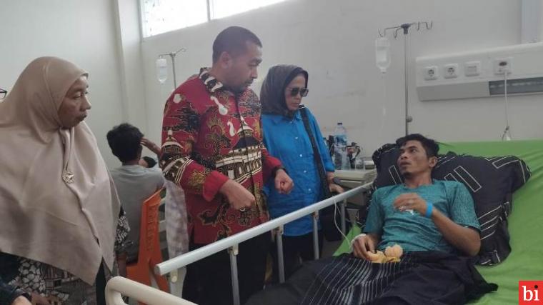 Bezuk Korban Longsoran Tambang Ilegal Sungai Abu, Plt Gubernur Audy Serahkan Bantuan...