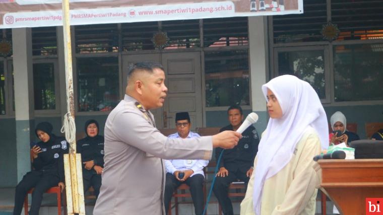 Bidhumas Polda Sumbar Berikan Sosialisasi Bijak Bermedia Sosial di SMA 1 Pertiwi Padang