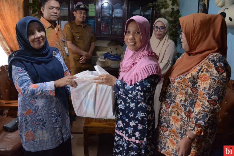 BKKBN Sumbar Serahkan Bantuan ke Keluarga Anak Stunting