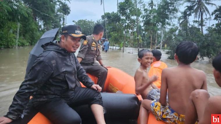 BPBD Padang Evakuasi 11 Warga Terdampak Banjir Menggunakan Perahu Karet