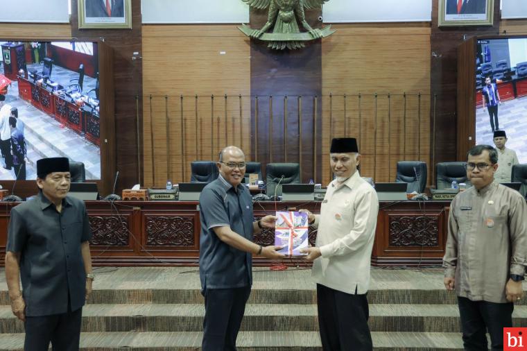 Buka Masa Sidang Ketiga Tahun 2022/2023, Ketua DPRD Serahkan Hasil Reses kepada Gubernur