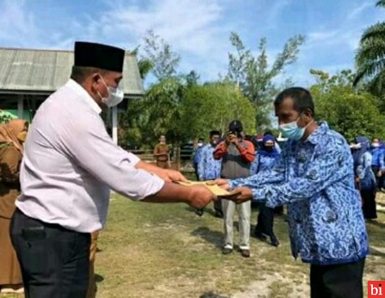 Bupati Aceh Singkil Serahkan SK Kenaikan Pangkat Para ASN