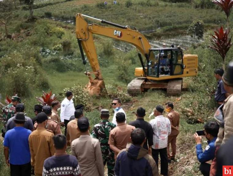 Bupati Berikan Ekscavator untuk Nagari Alahan Panjang, Ini Pesannya