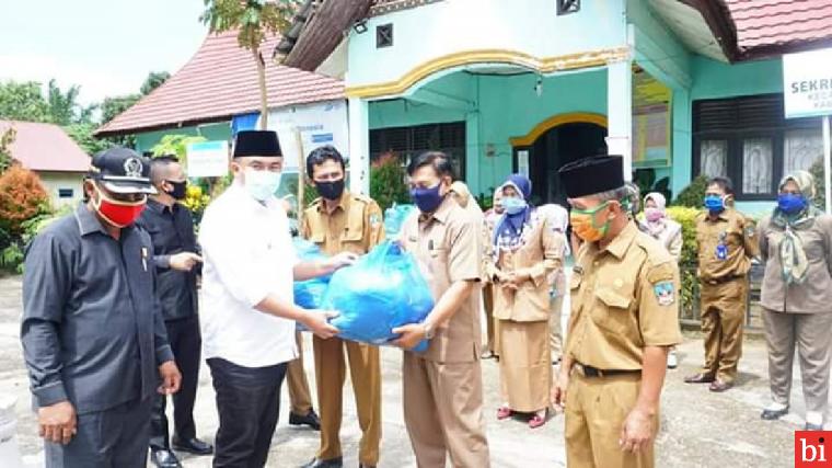 Bupati Berkeliling Bagikan 100 Ribu Masker untuk Masyarakat Dharmasraya