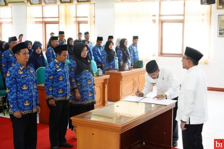 Bupati Eka Putra Lantik 56 Kepala Sekolah, Ingatkan Tidak Ikut Minta Sumbangan