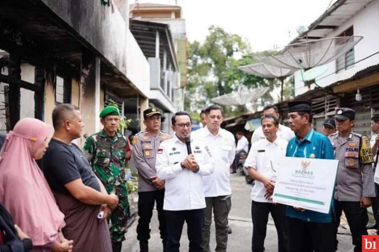 Bupati Eka Putra Serahkan Bantuan Baznas untuk Korban Kebakaran