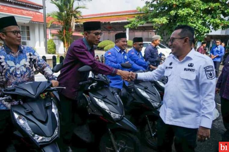 Bupati Eka Putra Serahkan Bantuan Kendaraan Operasional untuk Kepala KUA se Tanah Datar