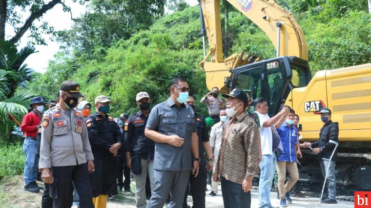 Bupati Epyardi Asda Launching Excavator dan Goro Bersama Masyarakat Sungai Lasi