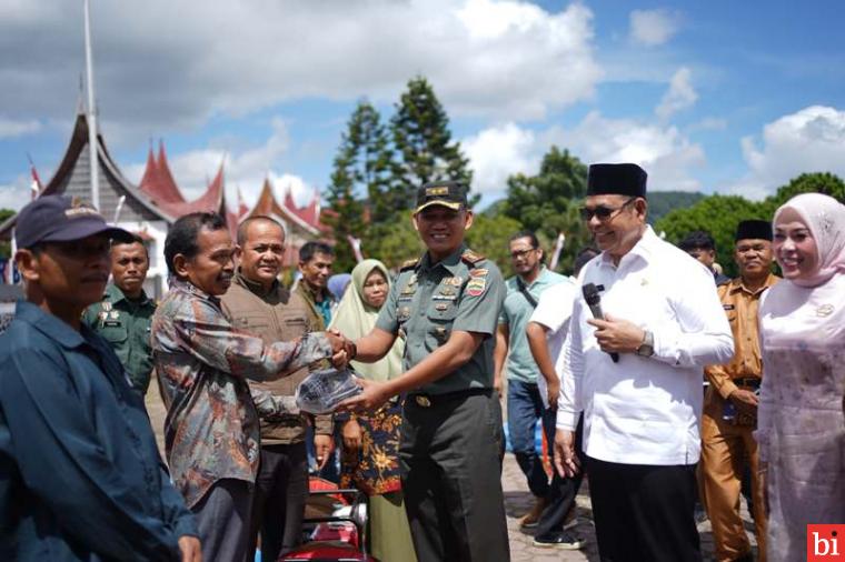 Bupati Epyardi Serahkan Bantuan Alsintan Pompa Air untuk Perluasan Areal Tanam Padi