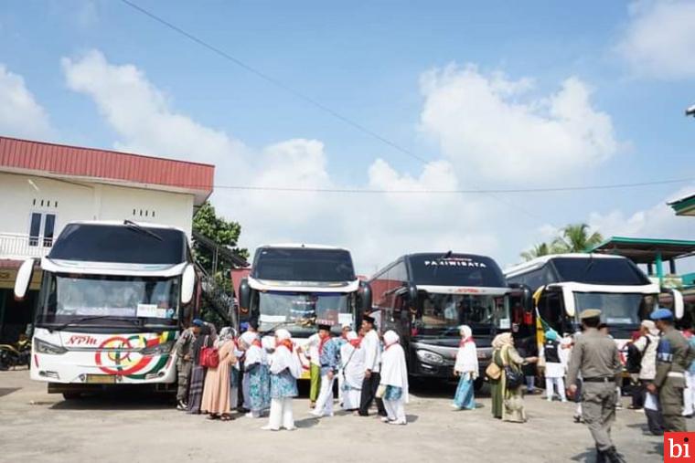 Bupati Sutan Riska Lepas Ratusan Jemaah Calon Haji Asal Kabupaten Dharmasraya