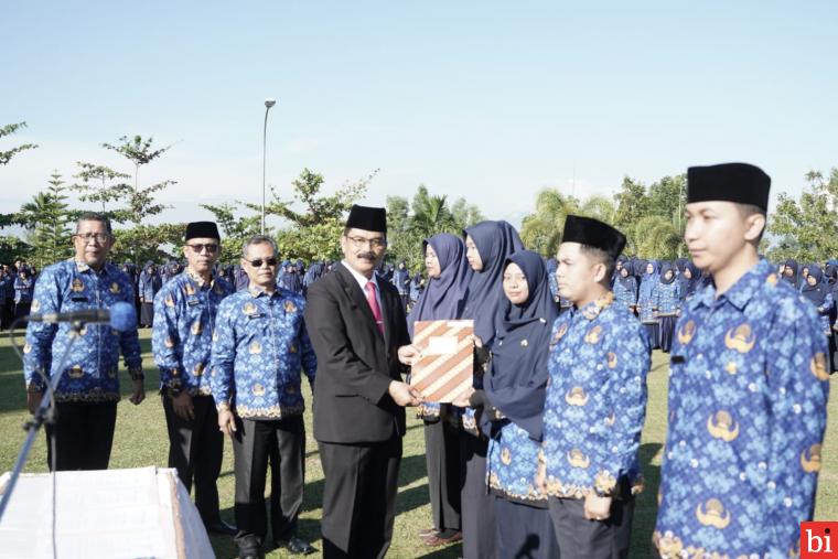 Bupati Liko Serahkan 598 Petikan SK PPPK Guru dan Ambil Sumpah 82 ASN Jabatan Fungsional