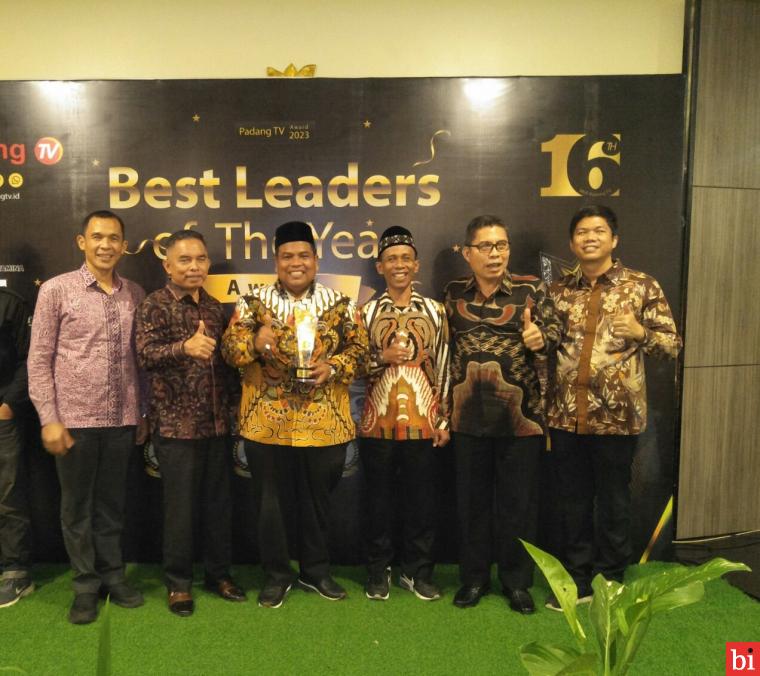 Bupati Padang Pariaman Suhatri Bur Dianugerahi Penghargaan Best Leaders of The Year Award...