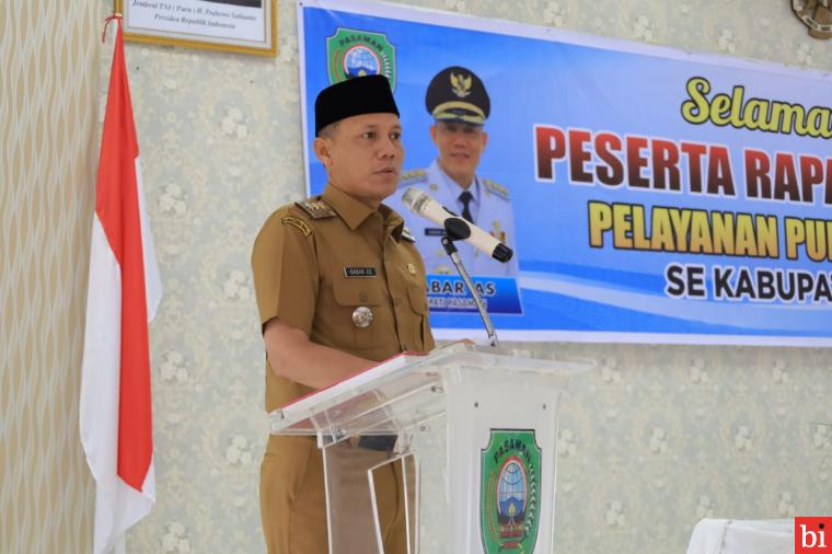 Bupati Pasaman Sabar AS Didampingi Ombudsman Serahkan Penghargaan Pelayanan Publik Terbaik