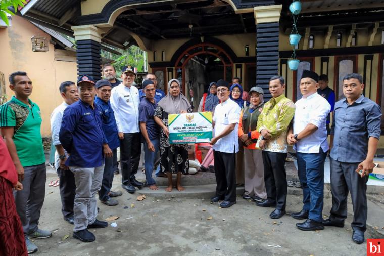 Bupati Pasaman Sabar AS Serahkan Bantuan kepada Korban Kebakaran di Lubuak Gadang