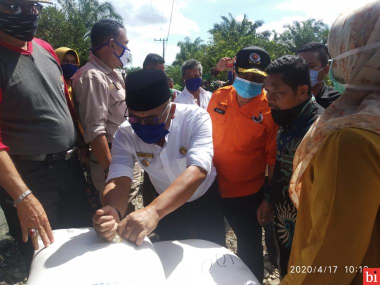 Bupati Pasbar Kunjungi dan Berikan Bantuan Kepada Korban Banjir Ujung Gading