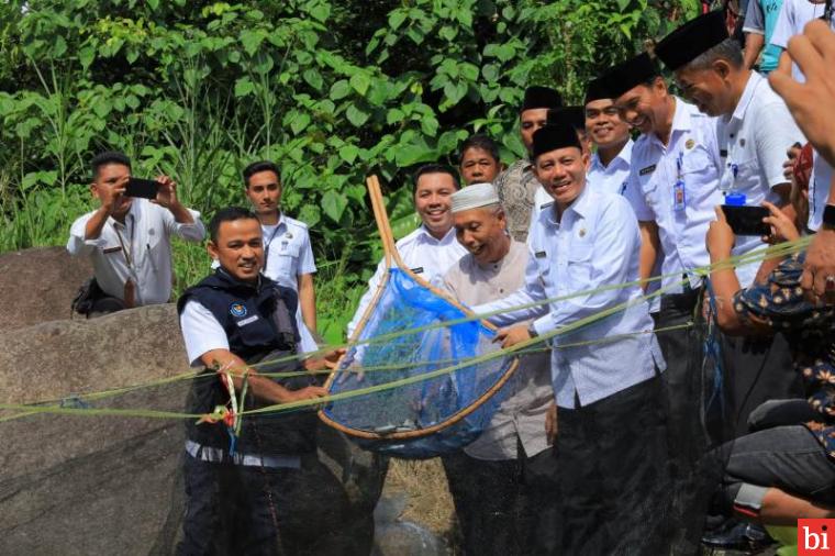 Bupati Sabar AS Lepaskan Bibit Ikan Gariang di Sungai Kampung Tongah Petok Timur