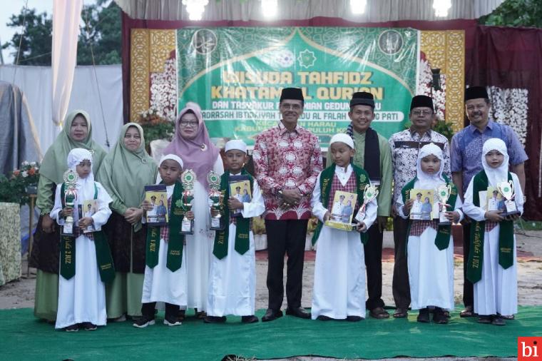 Bupati Safaruddin Hadiri Wisuda Tahfidz dan Peresmian Gedung Baru MI Terpadu Al-Falah