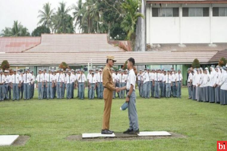 Bupati Safaruddin Jadi Inspektur Upacara di SMK Negeri 1 Guguak