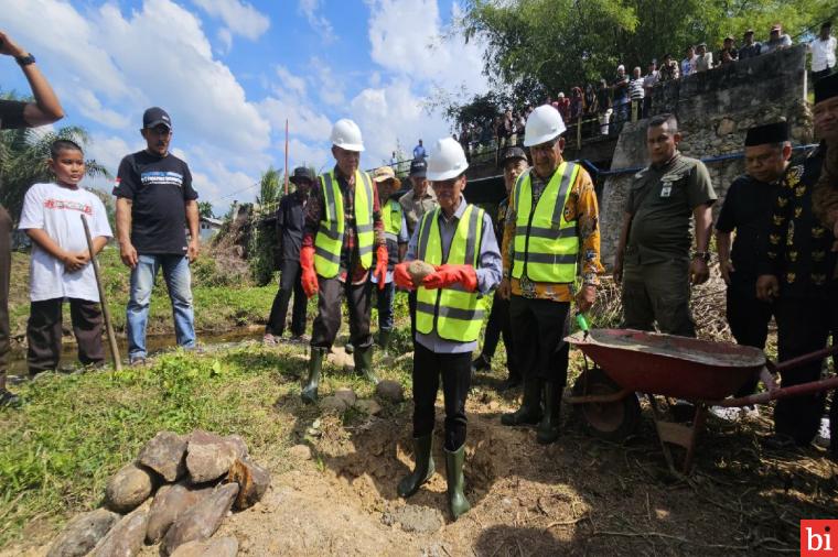 Bupati Safaruddin Letakan Batu Pertama Pembangunan Jembatan Lubuak Nago