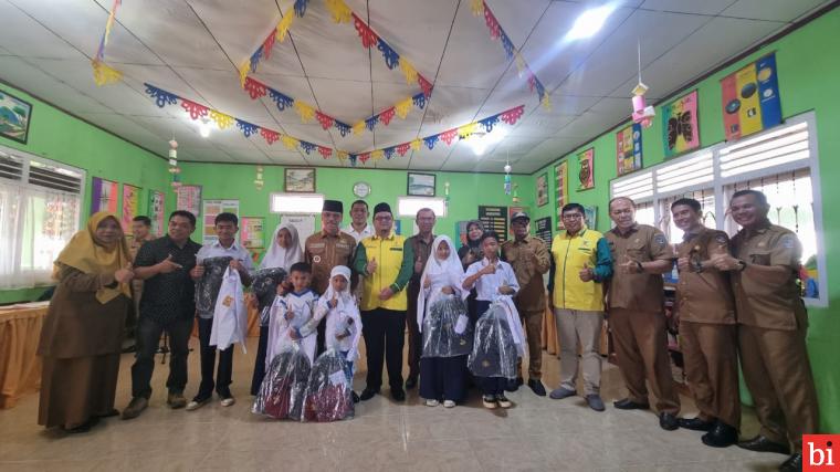 Bupati Safaruddin Serahkan Bantuan Seragam Sekolah dan Beasiswa Pendidikan Baznas