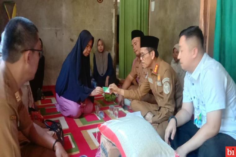 Bupati Safaruddin Serahkan Bantuan Untuk Korban Tanah Longsor