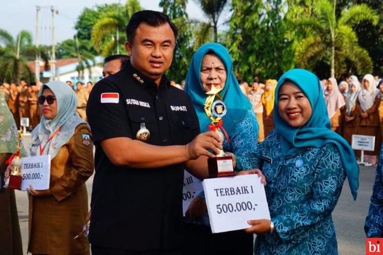 Bupati Serahkan Hadiah dan Trophy Penghargaan Kepada Pemenang Lomba Rangkaian HUTKAB ke-19