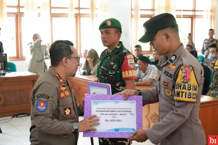 Bupati Serahkan Honorarium Bhabinkamtibmas dan Babinsa Se-Tanah Datar