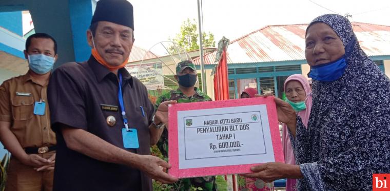 Bupati Sijunjung Serahkan BLT Dana Desa Tahap I di Nagari Koto Baru