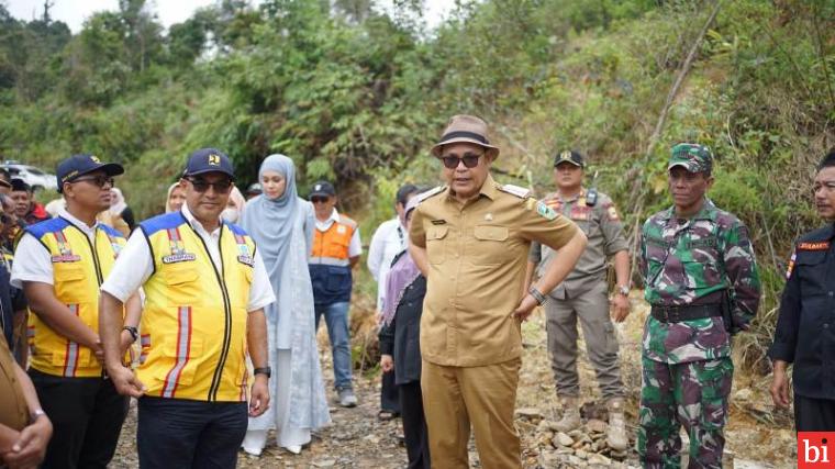 Bupati Solok Capt. H. Epyardi Asda Bersama Athari Gauthi Ardi Tinjau Jalan Kapujan -...