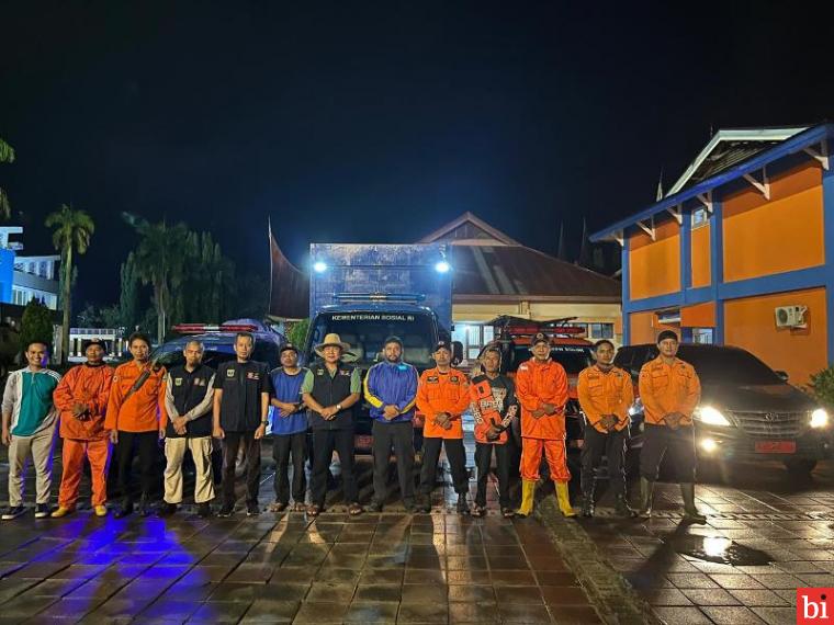 Bupati Solok Capt. H. Epyardi Asda Kirim Tim dan Alat Berat ke Lokasi Banjir Bandang Agam