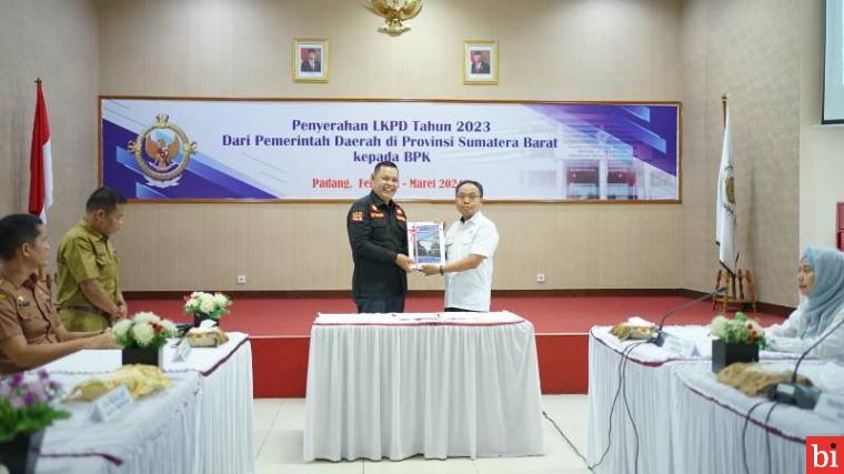 Bupati Solok Capt. H. Epyardi Asda Serahkan LKPD Tahun 2023 ke BPK