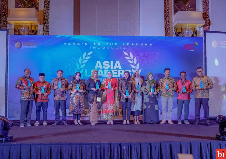 Bupati Solok Epyardi Asda Raih Dua Penghargaan di Ajang Asia Leaders Award