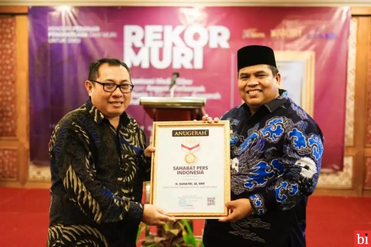 Bupati Suhatri Bur Raih Anugerah Sahabat Pers Indonesia dari SMSI