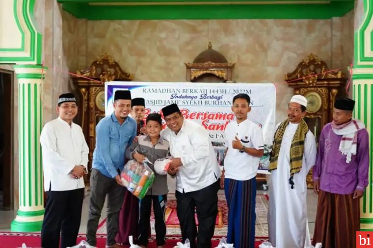 Bupati Suhatri Bur Serahkan Bantuan Anak Yatim dan Fakir Miskin di Mesjid Jami'Syekh...