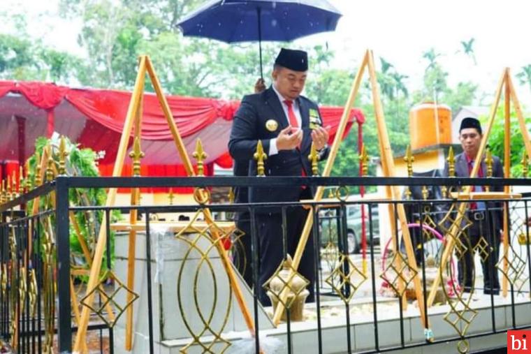 Bupati Sutan Riska Anjangsana ke Makam Bupati Pertama Dharmasraya