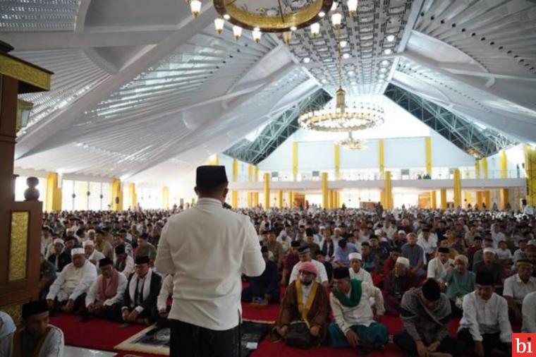 Bupati Sutan Riska Bersama Ketua DPRD Pariyanto Gelar Shalat Idul Adha 1445 H di Masjid...