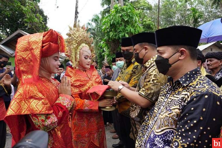 Bupati Sutan Riska Hadiri Acara Bakaua Adat Nagari Muaro Takung