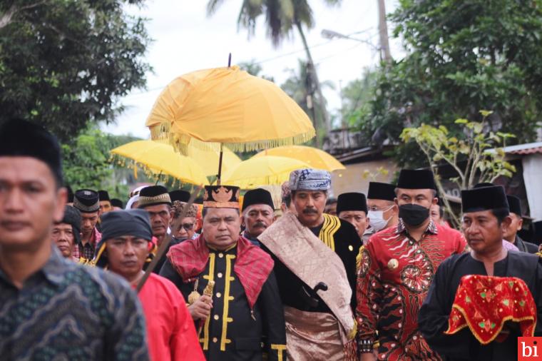 Bupati Sutan Riska Hadiri Penobatan Lima Penghulu Suku Dibawah Naungan Datuk 12 Pulau...