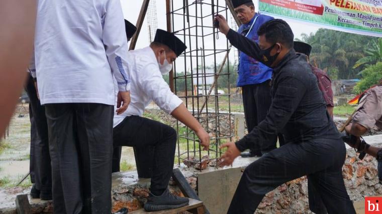 Bupati Sutan Riska Letakkan Batu Pertama Pembangunan Masjid Jamik Timpeh