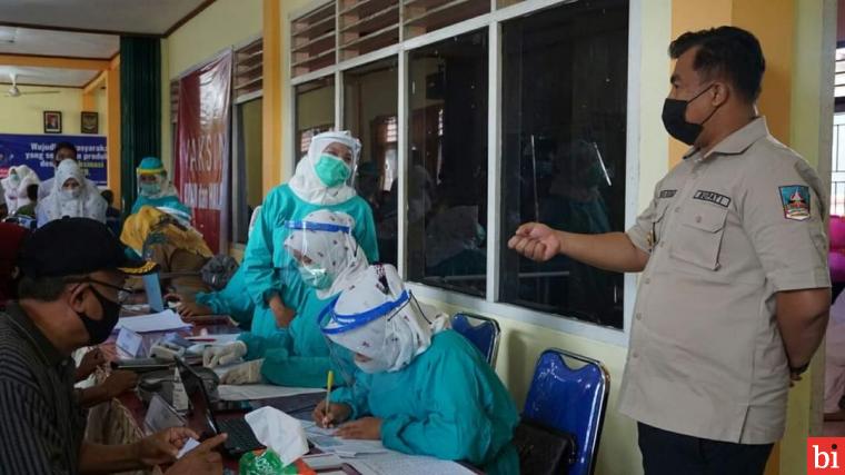 Bupati Sutan Riska Pantau Vaksinasi Pedagang di Pasar Nagari Sikabau Dharmasraya