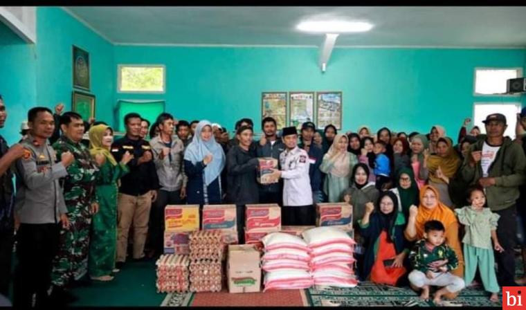 Bupati Tanah Datar Eka Putra Serahkan Bantuan Logistik Untuk 24 KK Melalui Dinsos