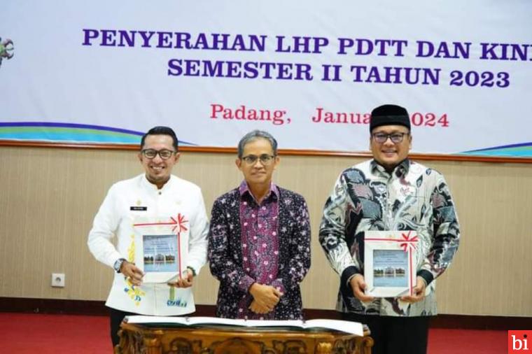 Bupati Tanah Datar Terima LHP PDTT Kepatuhan Belanja Daerah 2023 dari BPK